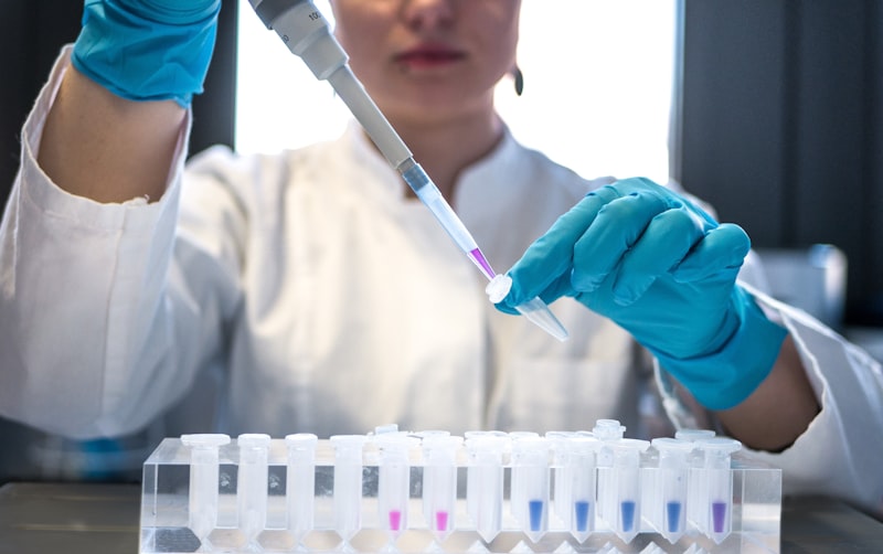 Laboratory analysis of test samples in a rack of vials